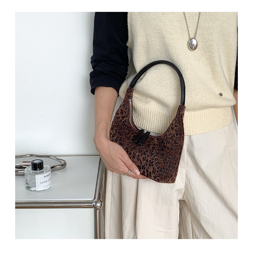 時尚摩登⧰⧰韓國設計師款｜LF5863｜豹紋絨面設計手提包 腋下包 單肩包 毛絨手提包 復古腋下包 豹紋包包-細節圖2