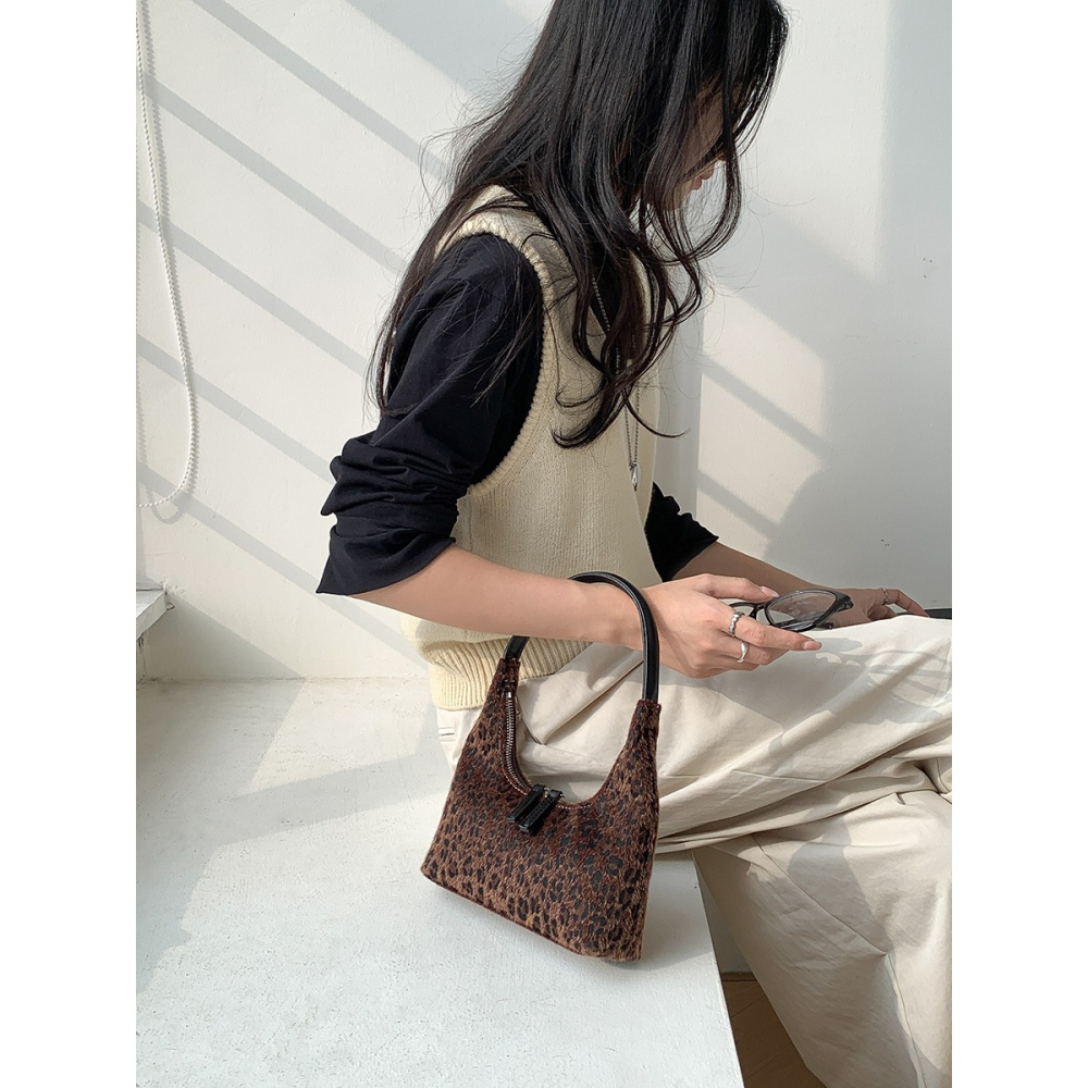 時尚摩登⧰⧰韓國設計師款｜LF5863｜豹紋絨面設計手提包 腋下包 單肩包 毛絨手提包 復古腋下包 豹紋包包-細節圖3