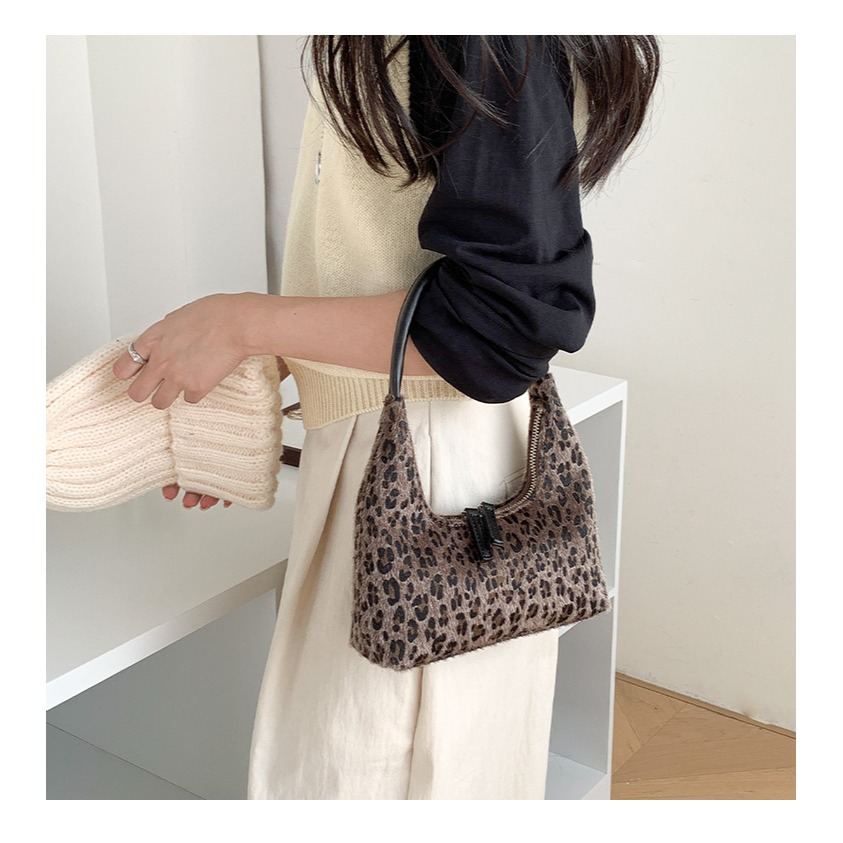 時尚摩登⧰⧰韓國設計師款｜LF5863｜豹紋絨面設計手提包 腋下包 單肩包 毛絨手提包 復古腋下包 豹紋包包-細節圖4