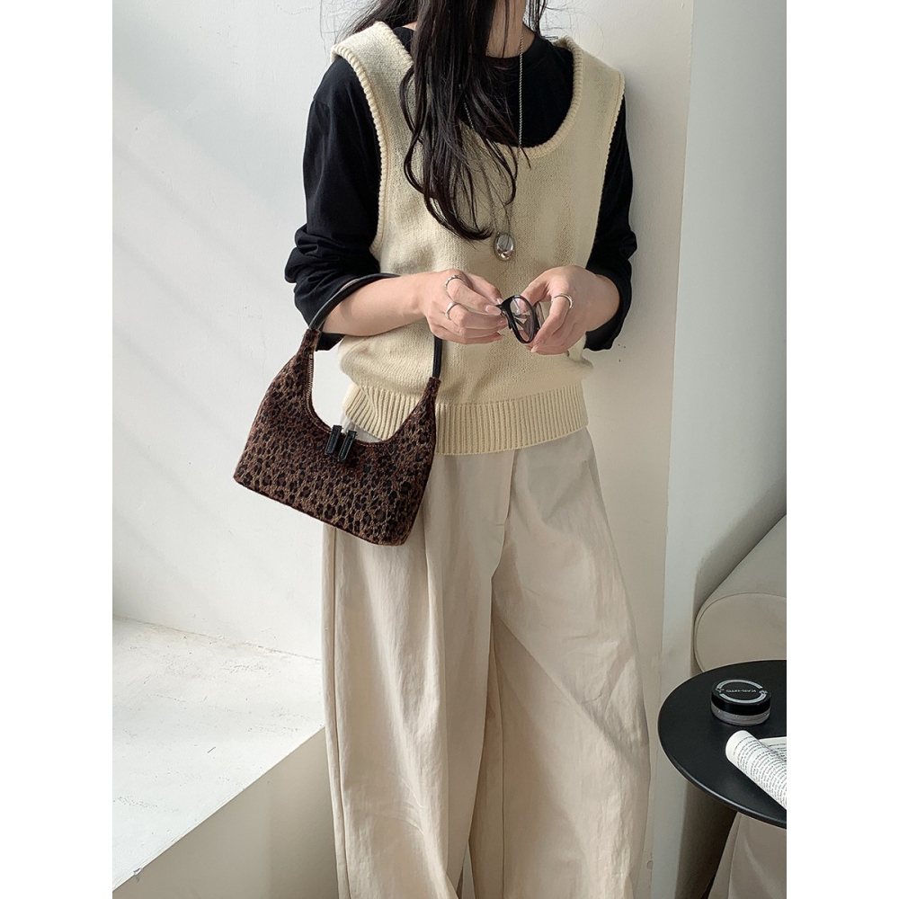 時尚摩登⧰⧰韓國設計師款｜LF5863｜豹紋絨面設計手提包 腋下包 單肩包 毛絨手提包 復古腋下包 豹紋包包-細節圖5