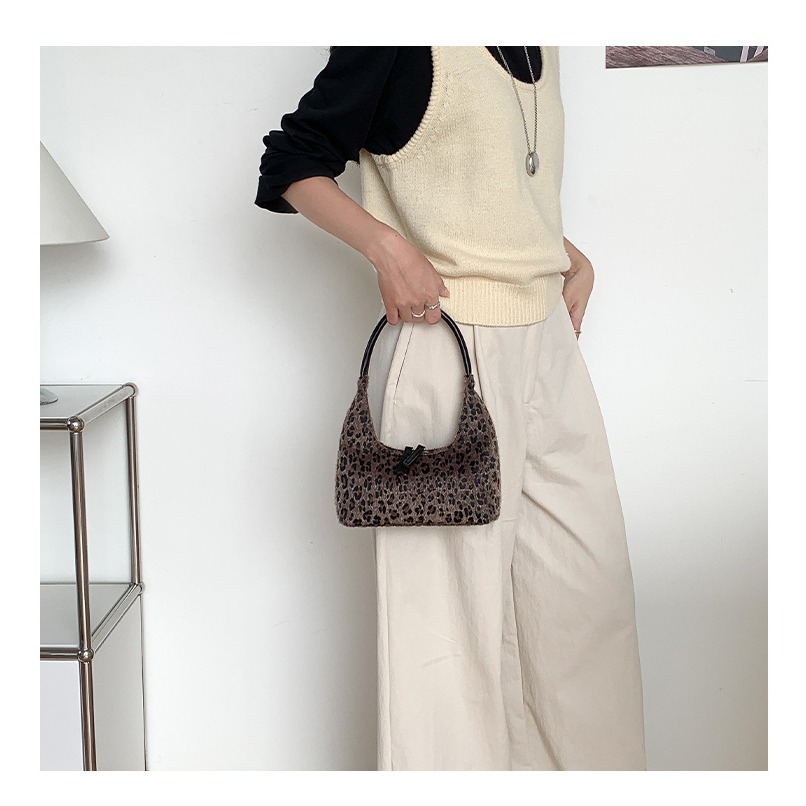 時尚摩登⧰⧰韓國設計師款｜LF5863｜豹紋絨面設計手提包 腋下包 單肩包 毛絨手提包 復古腋下包 豹紋包包-細節圖7