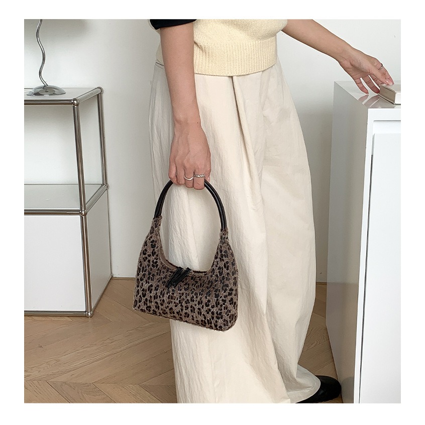 時尚摩登⧰⧰韓國設計師款｜LF5863｜豹紋絨面設計手提包 腋下包 單肩包 毛絨手提包 復古腋下包 豹紋包包-細節圖8