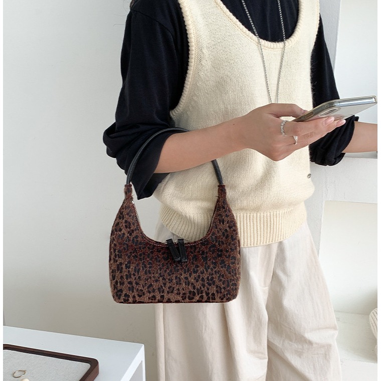 時尚摩登⧰⧰韓國設計師款｜LF5863｜豹紋絨面設計手提包 腋下包 單肩包 毛絨手提包 復古腋下包 豹紋包包-細節圖10