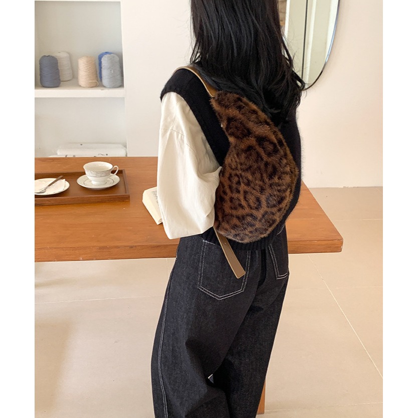 韓國人氣王♕♕毛絨絨的『A5302』秋冬爆豹單品單肩新月包 水餃包 腋下包 餃子包 豹紋系列包包 半圓包 韓國包包-細節圖3