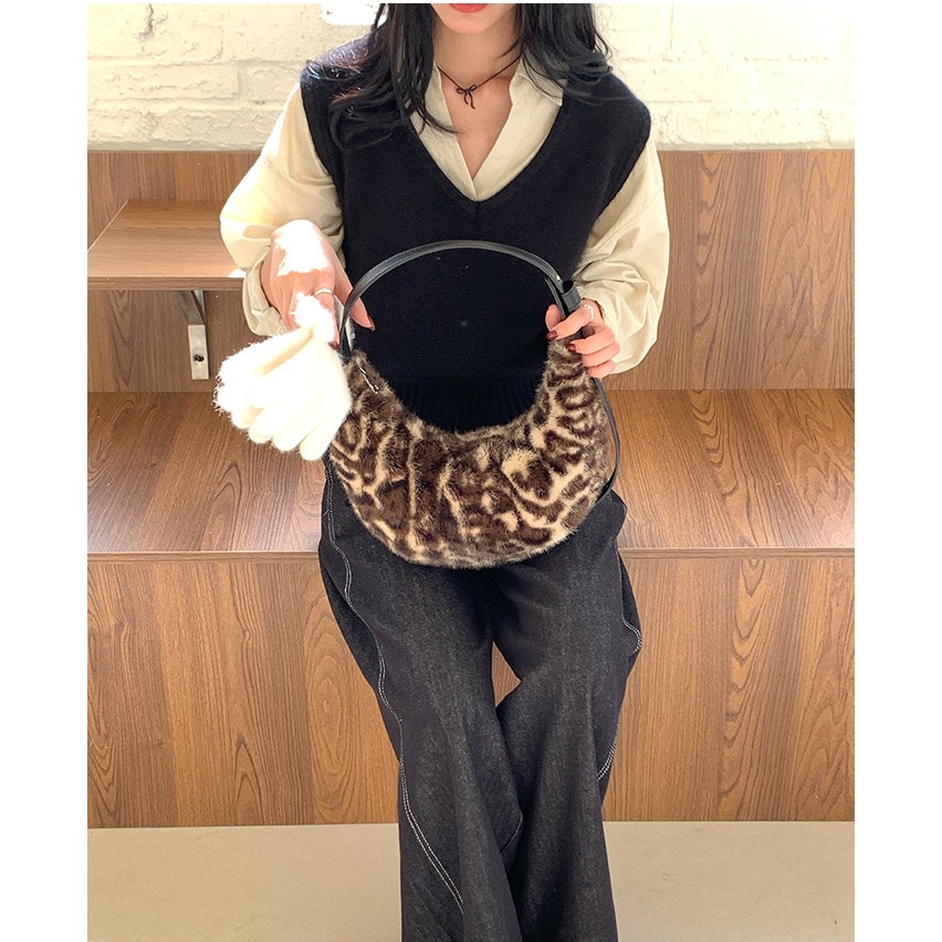 韓國人氣王♕♕毛絨絨的『A5302』秋冬爆豹單品單肩新月包 水餃包 腋下包 餃子包 豹紋系列包包 半圓包 韓國包包-細節圖6