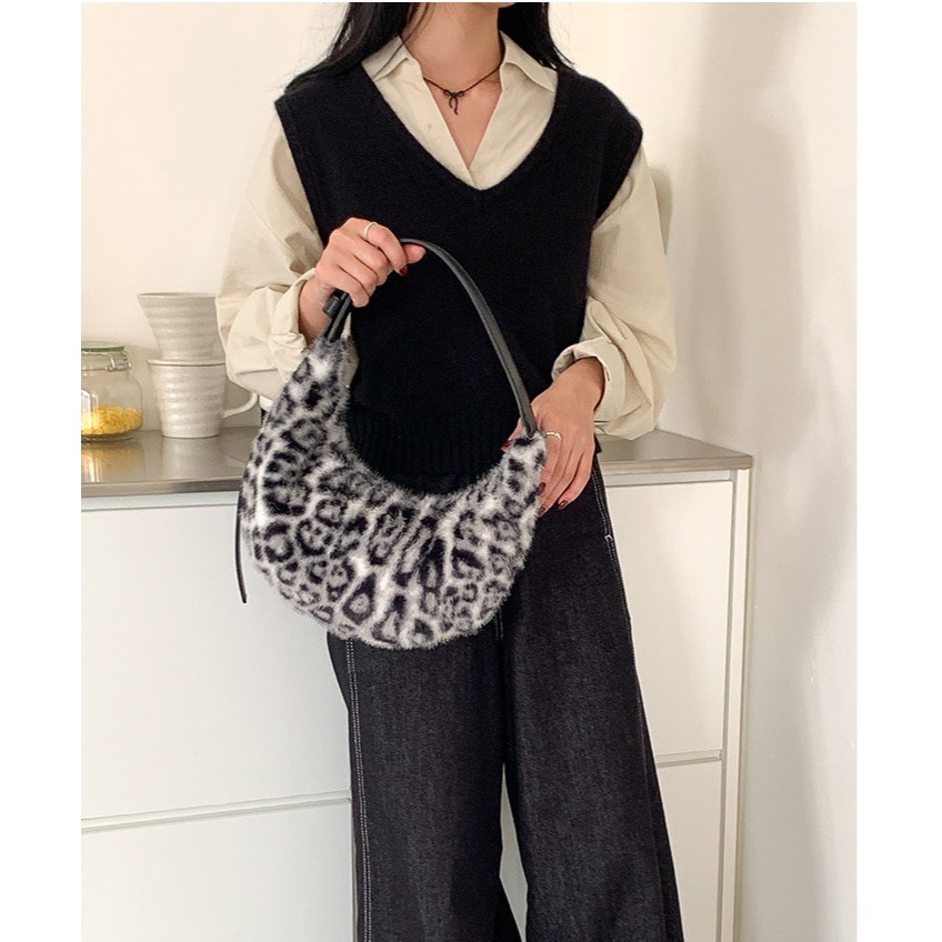 韓國人氣王♕♕毛絨絨的『A5302』秋冬爆豹單品單肩新月包 水餃包 腋下包 餃子包 豹紋系列包包 半圓包 韓國包包-細節圖7