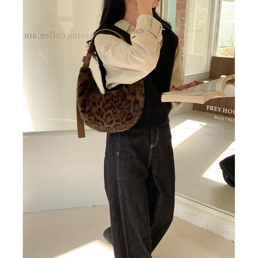 韓國人氣王♕♕毛絨絨的『A5302』秋冬爆豹單品單肩新月包 水餃包 腋下包 餃子包 豹紋系列包包 半圓包 韓國包包-細節圖8