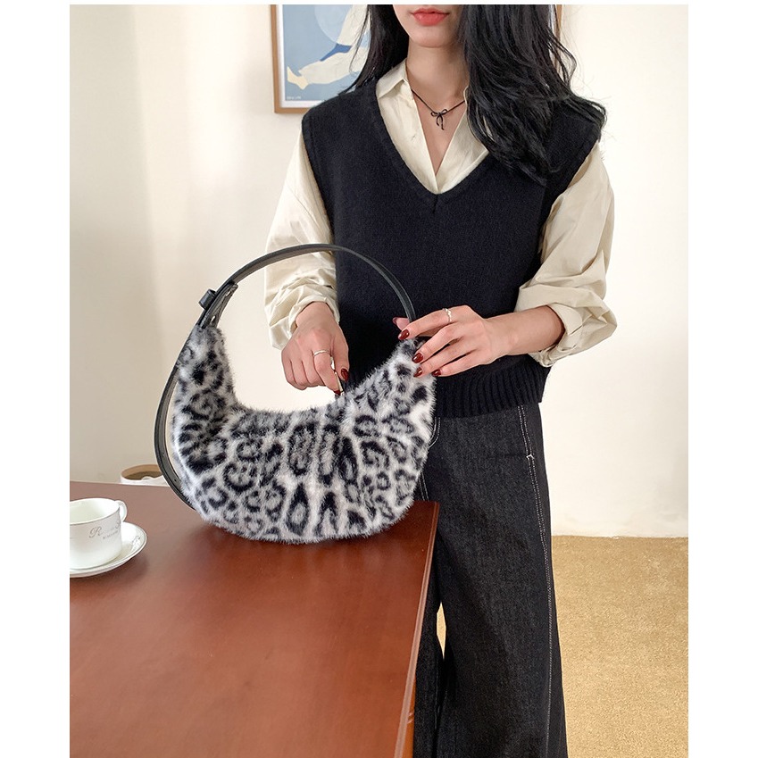 韓國人氣王♕♕毛絨絨的『A5302』秋冬爆豹單品單肩新月包 水餃包 腋下包 餃子包 豹紋系列包包 半圓包 韓國包包-細節圖10