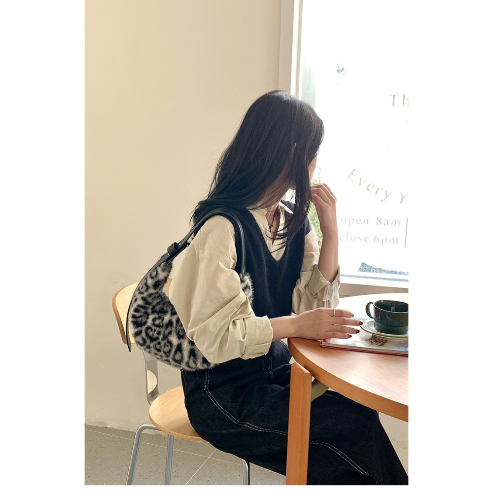 韓國人氣王♕♕毛絨絨的『A5302』秋冬爆豹單品單肩新月包 水餃包 腋下包 餃子包 豹紋系列包包 半圓包 韓國包包-細節圖11