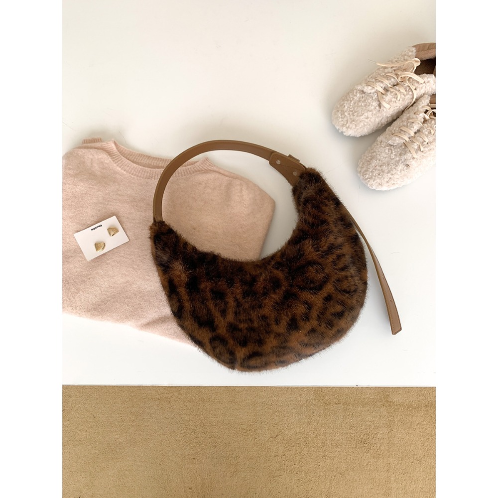 韓國人氣王♕♕毛絨絨的『A5302』秋冬爆豹單品單肩新月包 水餃包 腋下包 餃子包 豹紋系列包包 半圓包 韓國包包-規格圖11