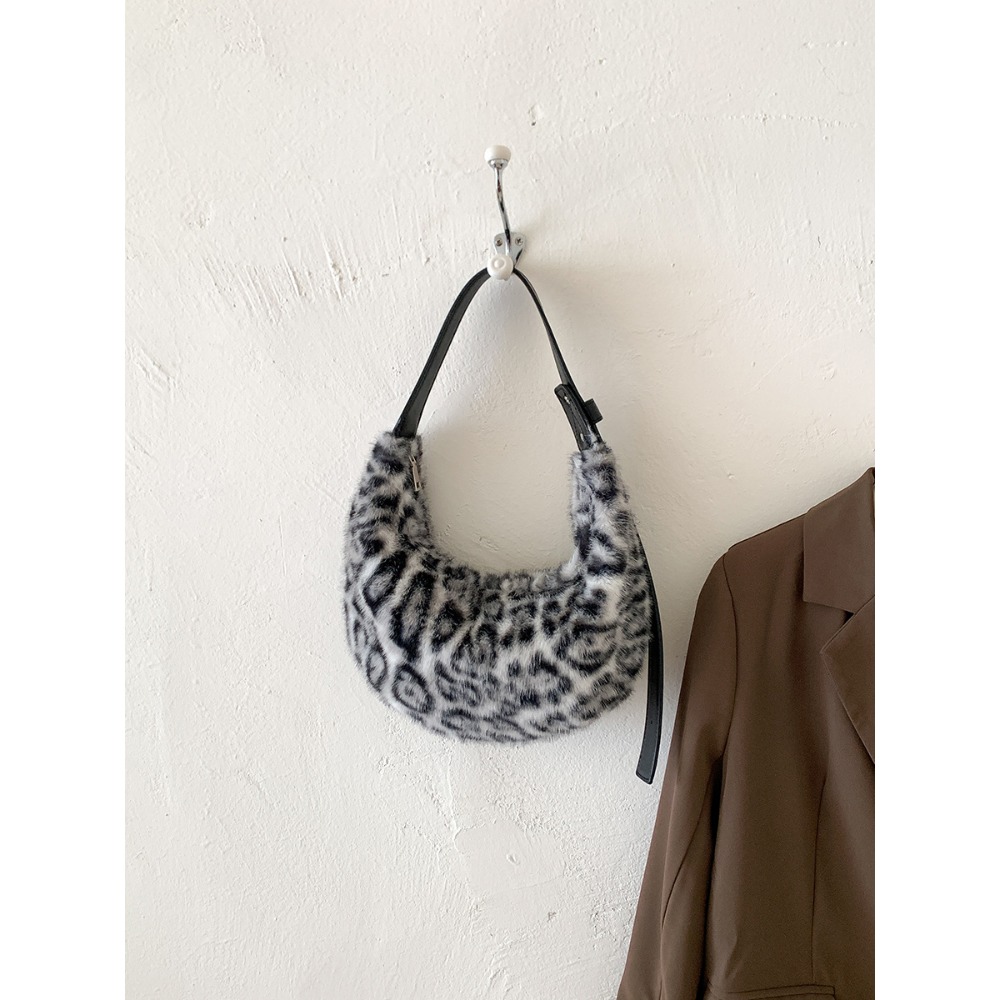 韓國人氣王♕♕毛絨絨的『A5302』秋冬爆豹單品單肩新月包 水餃包 腋下包 餃子包 豹紋系列包包 半圓包 韓國包包-規格圖11