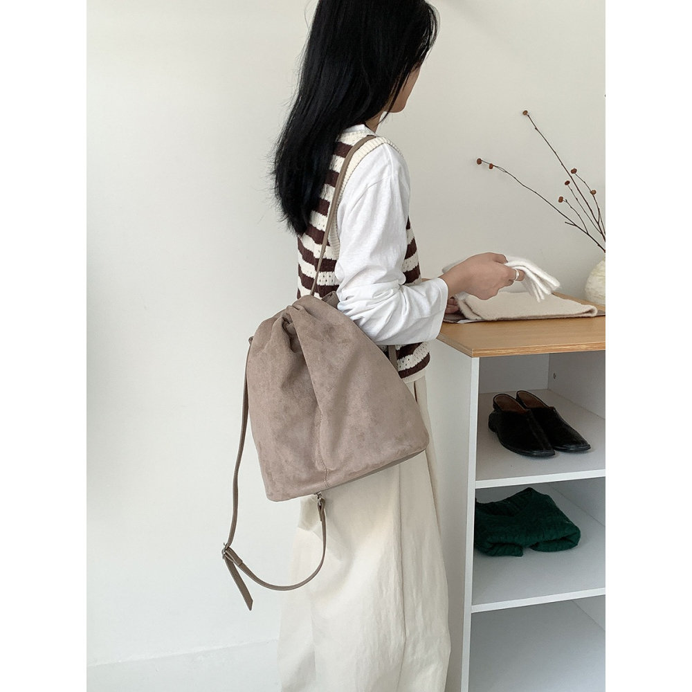 晨光灑落/秋日明朗｜N3311｜慵懶隨意又不失高級感的拼接麂皮絨後背包 雙肩包 韓國背包 水桶包 毛絨包 休閒雙肩包-細節圖3