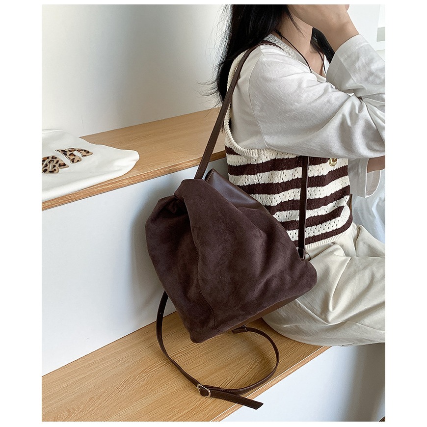 晨光灑落/秋日明朗｜N3311｜慵懶隨意又不失高級感的拼接麂皮絨後背包 雙肩包 韓國背包 水桶包 毛絨包 休閒雙肩包-細節圖4