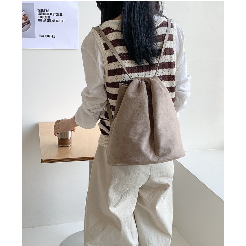 晨光灑落/秋日明朗｜N3311｜慵懶隨意又不失高級感的拼接麂皮絨後背包 雙肩包 韓國背包 水桶包 毛絨包 休閒雙肩包-細節圖7