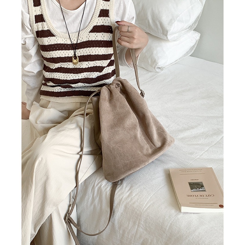 晨光灑落/秋日明朗｜N3311｜慵懶隨意又不失高級感的拼接麂皮絨後背包 雙肩包 韓國背包 水桶包 毛絨包 休閒雙肩包-細節圖8