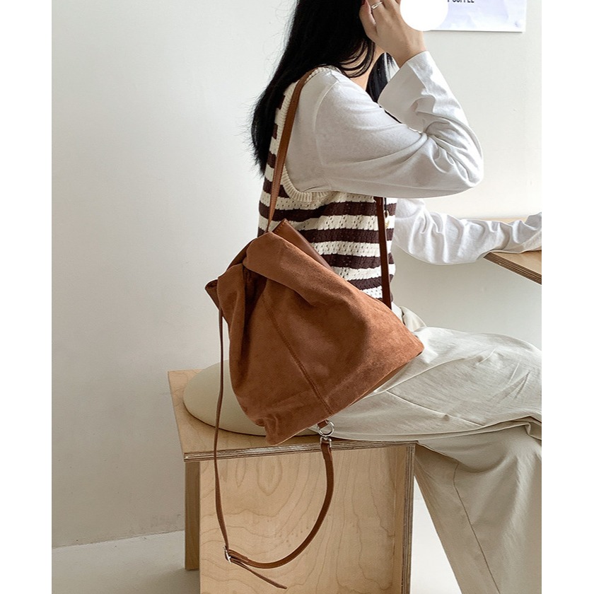 晨光灑落/秋日明朗｜N3311｜慵懶隨意又不失高級感的拼接麂皮絨後背包 雙肩包 韓國背包 水桶包 毛絨包 休閒雙肩包-細節圖9