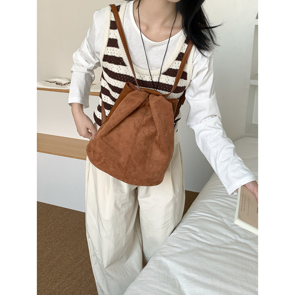 晨光灑落/秋日明朗｜N3311｜慵懶隨意又不失高級感的拼接麂皮絨後背包 雙肩包 韓國背包 水桶包 毛絨包 休閒雙肩包-細節圖11