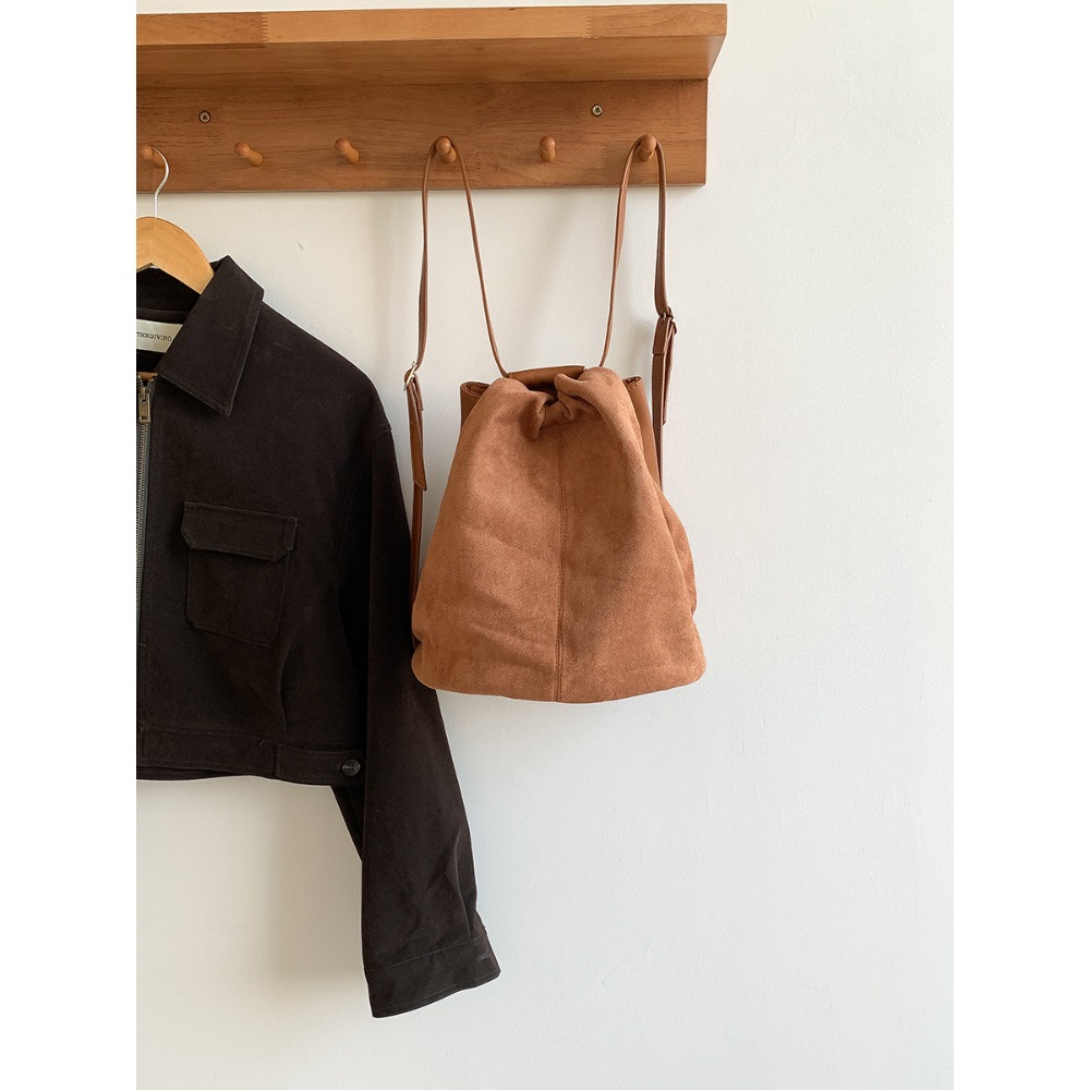 晨光灑落/秋日明朗｜N3311｜慵懶隨意又不失高級感的拼接麂皮絨後背包 雙肩包 韓國背包 水桶包 毛絨包 休閒雙肩包-規格圖11