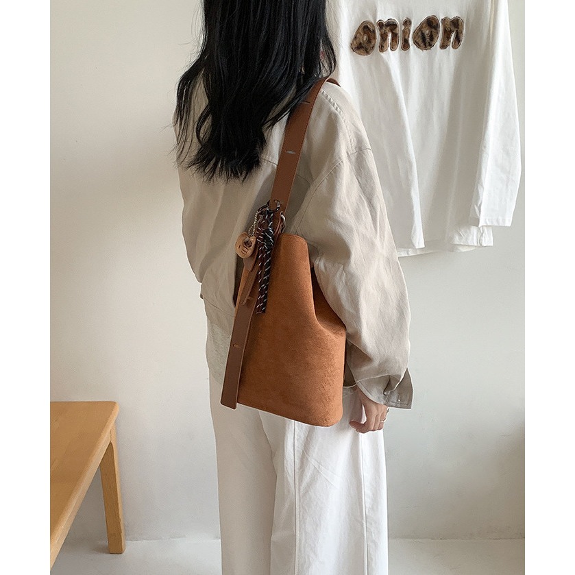 微小的幸福藏在生活角落⧉『N9903』韓國簡約通勤款麂皮水桶包 磁扣包 圓筒包 托特包 通勤包 大容量包包 簡約好看-細節圖3