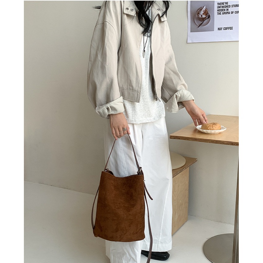 微小的幸福藏在生活角落⧉『N9903』韓國簡約通勤款麂皮水桶包 磁扣包 圓筒包 托特包 通勤包 大容量包包 簡約好看-細節圖4