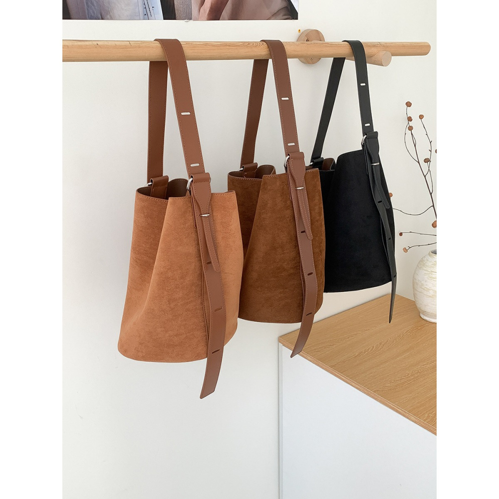 微小的幸福藏在生活角落⧉『N9903』韓國簡約通勤款麂皮水桶包 磁扣包 圓筒包 托特包 通勤包 大容量包包 簡約好看-細節圖5