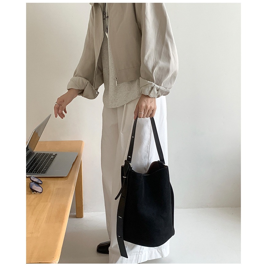 微小的幸福藏在生活角落⧉『N9903』韓國簡約通勤款麂皮水桶包 磁扣包 圓筒包 托特包 通勤包 大容量包包 簡約好看-細節圖7