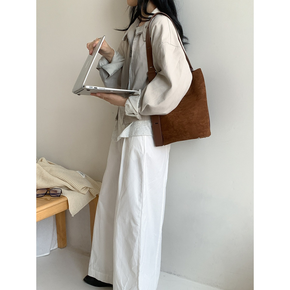 微小的幸福藏在生活角落⧉『N9903』韓國簡約通勤款麂皮水桶包 磁扣包 圓筒包 托特包 通勤包 大容量包包 簡約好看-細節圖8