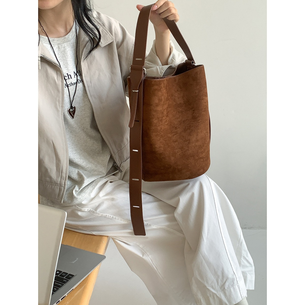 微小的幸福藏在生活角落⧉『N9903』韓國簡約通勤款麂皮水桶包 磁扣包 圓筒包 托特包 通勤包 大容量包包 簡約好看-細節圖9