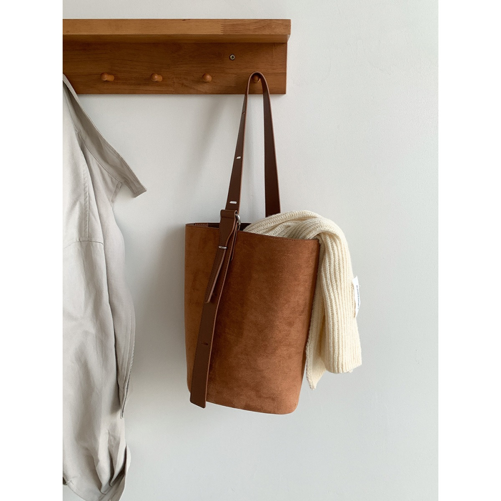 微小的幸福藏在生活角落⧉『N9903』韓國簡約通勤款麂皮水桶包 磁扣包 圓筒包 托特包 通勤包 大容量包包 簡約好看-細節圖10