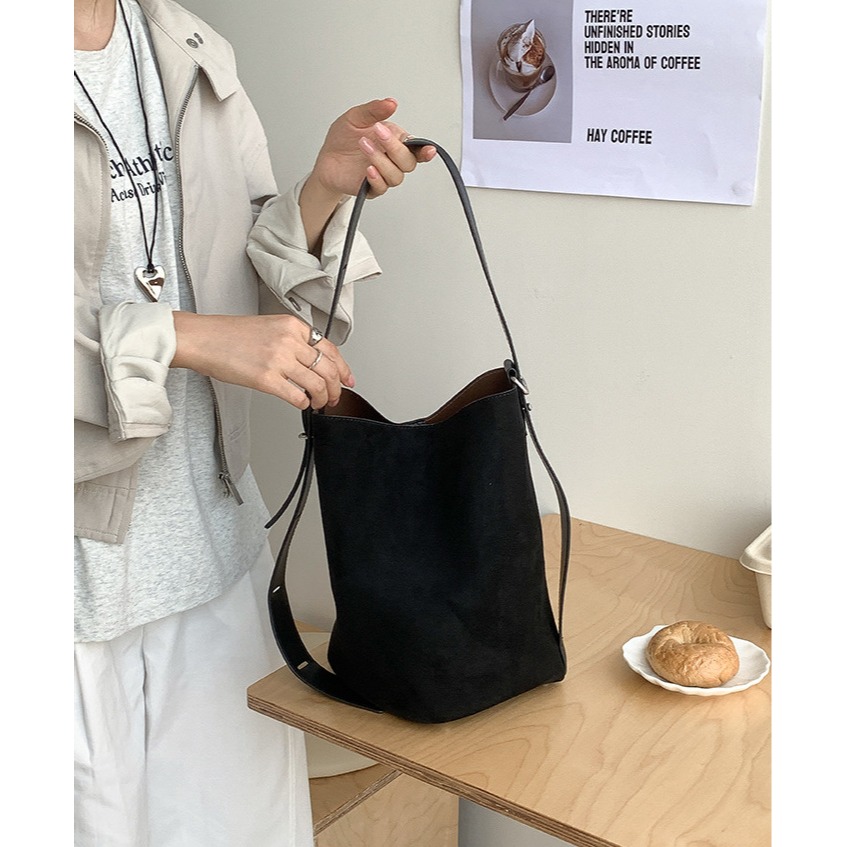 微小的幸福藏在生活角落⧉『N9903』韓國簡約通勤款麂皮水桶包 磁扣包 圓筒包 托特包 通勤包 大容量包包 簡約好看-細節圖11