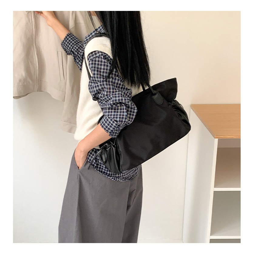 日常百搭款▯▯側邊拉繩｜F0107｜輕便防潑水尼龍單肩托特包 尼龍腋下包 通勤包 大容量托特包 韓國歐逆推薦-細節圖4