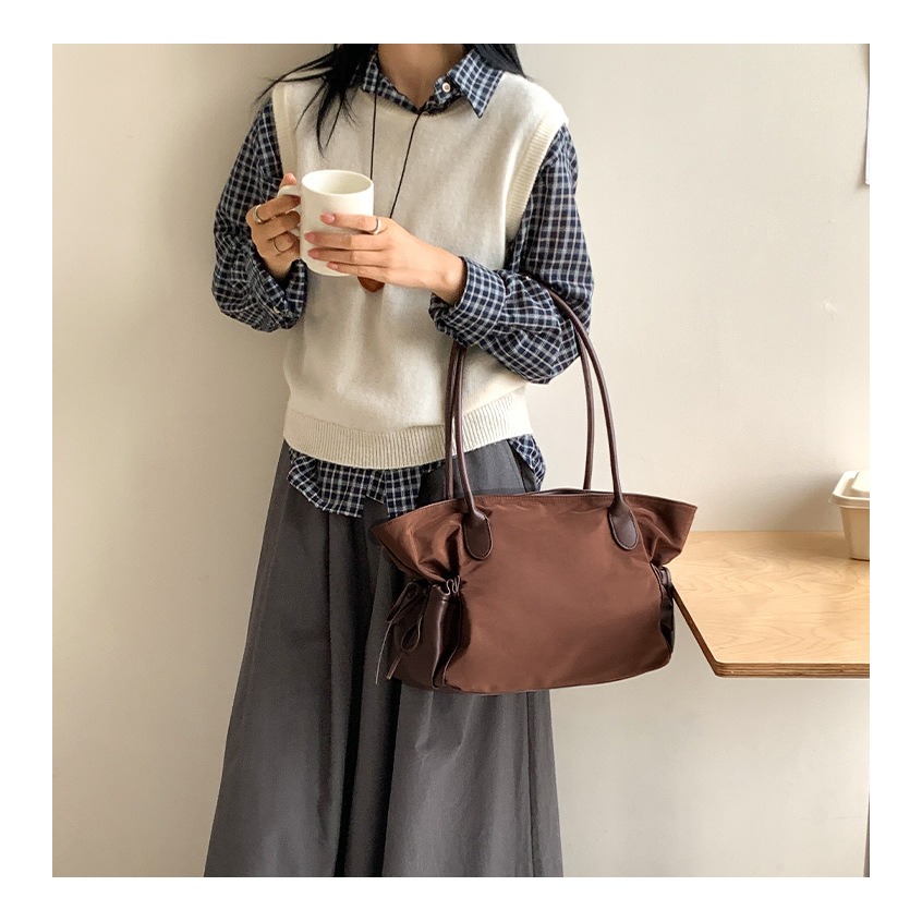 日常百搭款▯▯側邊拉繩｜F0107｜輕便防潑水尼龍單肩托特包 尼龍腋下包 通勤包 大容量托特包 韓國歐逆推薦-細節圖5