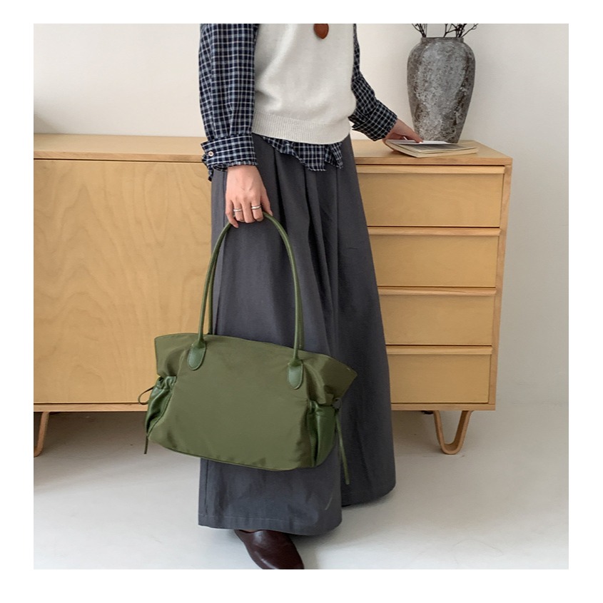 日常百搭款▯▯側邊拉繩｜F0107｜輕便防潑水尼龍單肩托特包 尼龍腋下包 通勤包 大容量托特包 韓國歐逆推薦-細節圖8