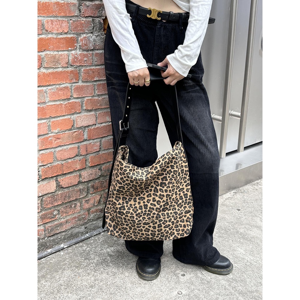 大容量豹紋款🎥實裝又時髦『9225#』豹紋牛仔通勤慵懶風水桶包 斜跨包 腋下包 單肩包 媽咪包 側背包 托特包 包包-細節圖2