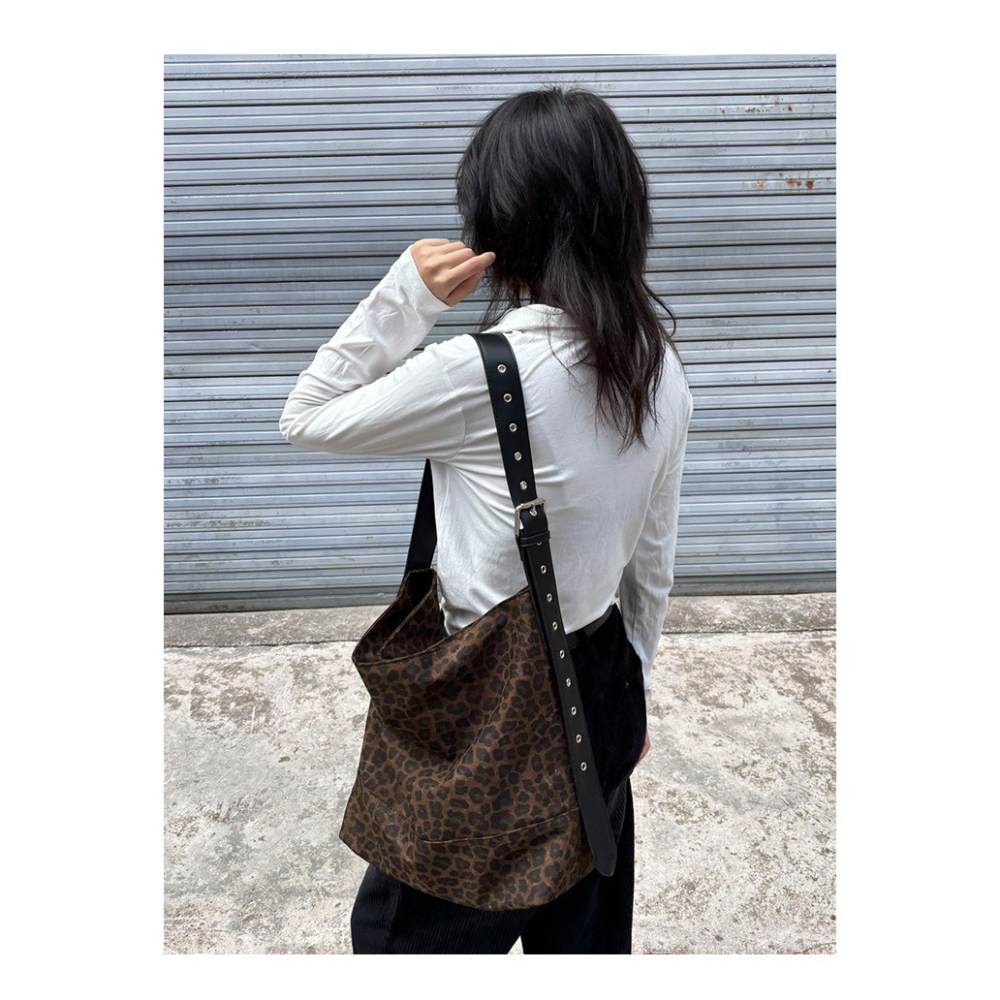 大容量豹紋款🎥實裝又時髦『9225#』豹紋牛仔通勤慵懶風水桶包 斜跨包 腋下包 單肩包 媽咪包 側背包 托特包 包包-細節圖3