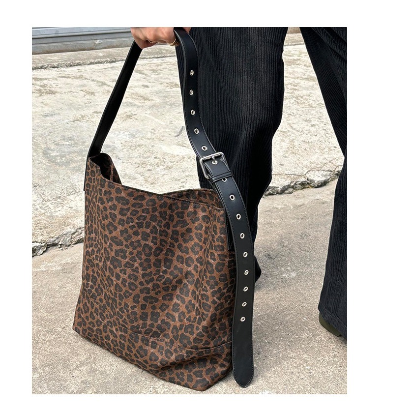 大容量豹紋款🎥實裝又時髦『9225#』豹紋牛仔通勤慵懶風水桶包 斜跨包 腋下包 單肩包 媽咪包 側背包 托特包 包包-細節圖4