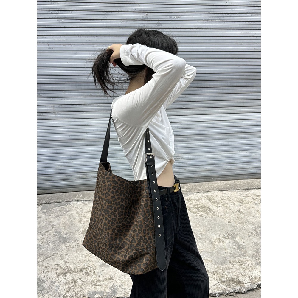 大容量豹紋款🎥實裝又時髦『9225#』豹紋牛仔通勤慵懶風水桶包 斜跨包 腋下包 單肩包 媽咪包 側背包 托特包 包包-細節圖6