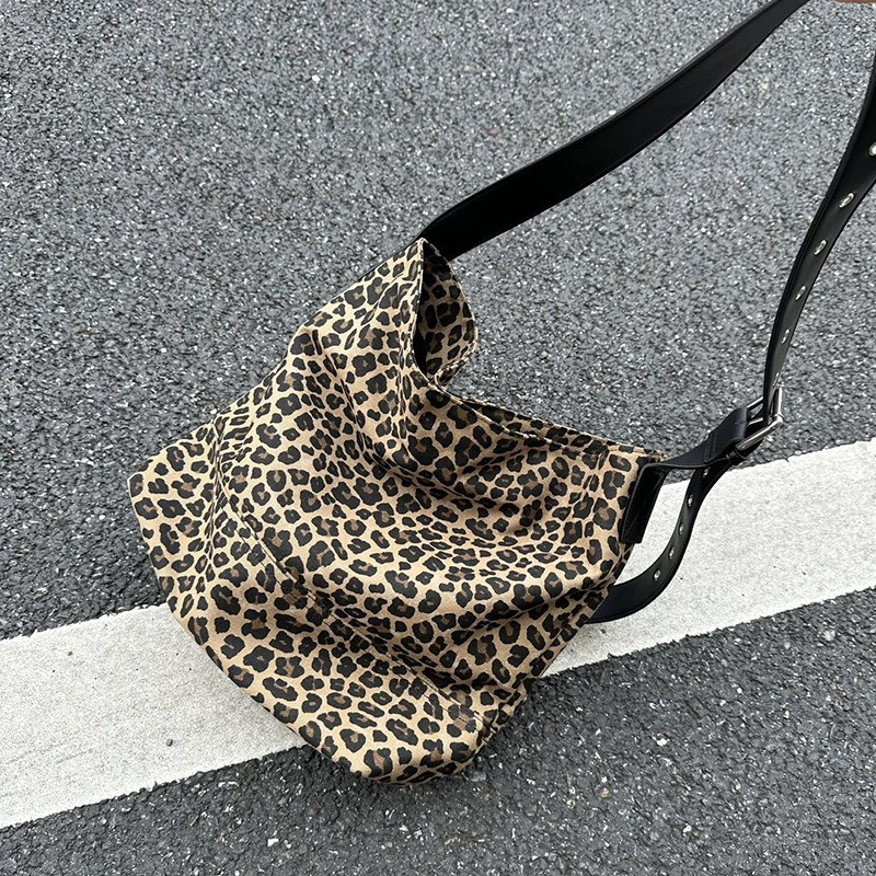 大容量豹紋款🎥實裝又時髦『9225#』豹紋牛仔通勤慵懶風水桶包 斜跨包 腋下包 單肩包 媽咪包 側背包 托特包 包包-細節圖7