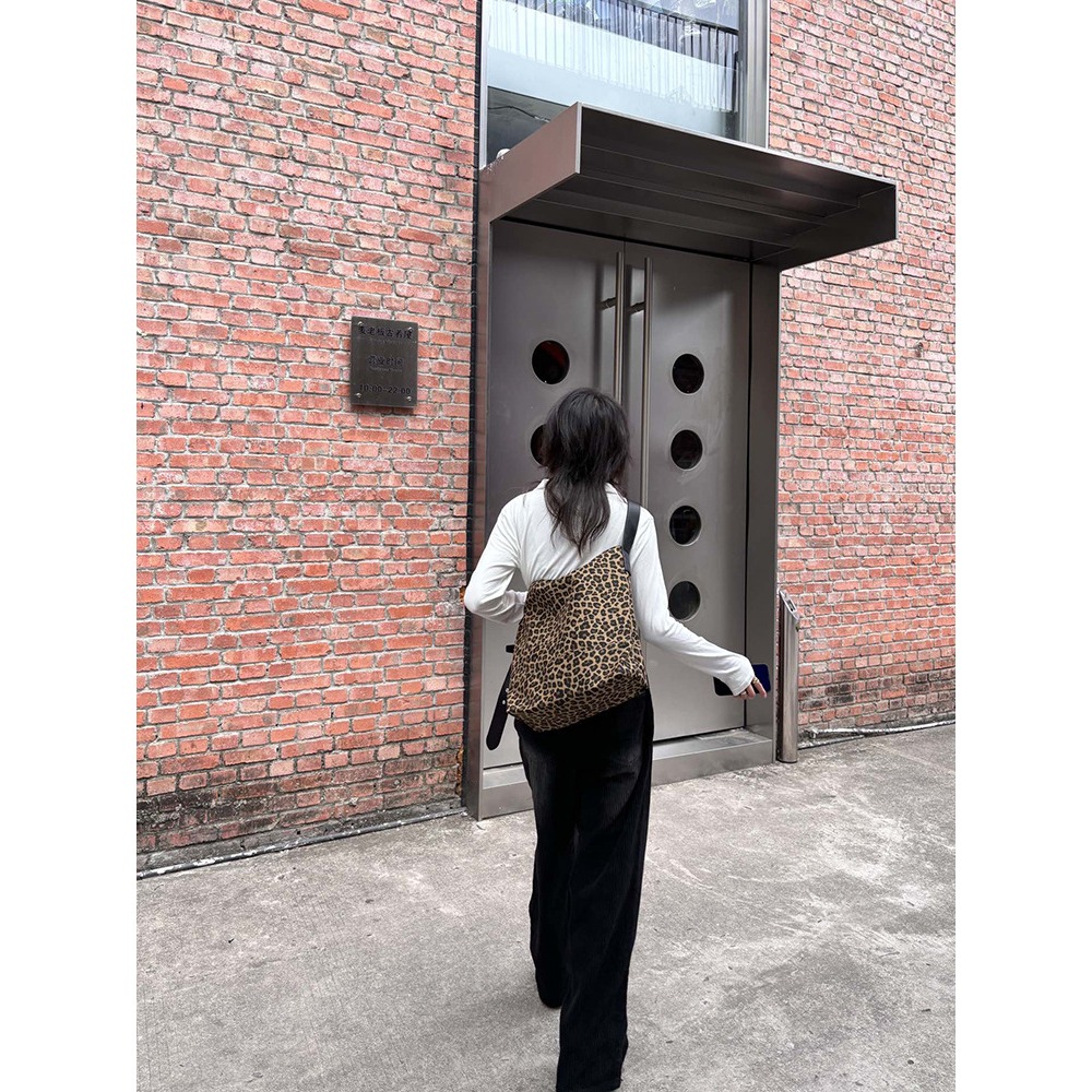 大容量豹紋款🎥實裝又時髦『9225#』豹紋牛仔通勤慵懶風水桶包 斜跨包 腋下包 單肩包 媽咪包 側背包 托特包 包包-細節圖8