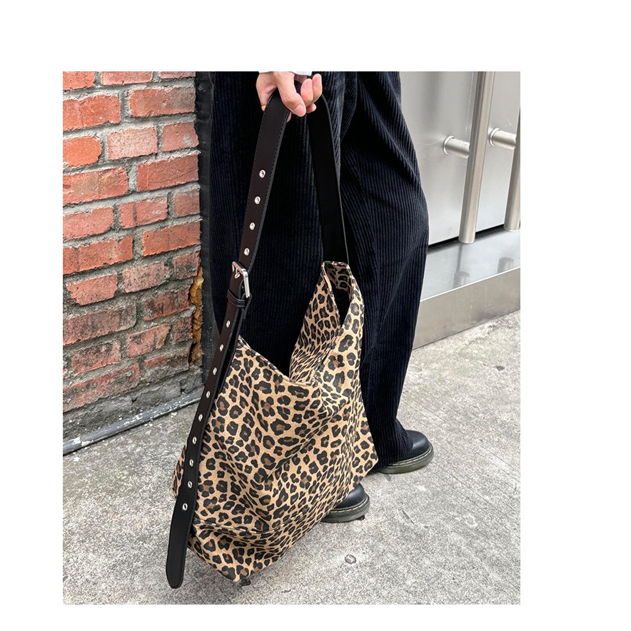 大容量豹紋款🎥實裝又時髦『9225#』豹紋牛仔通勤慵懶風水桶包 斜跨包 腋下包 單肩包 媽咪包 側背包 托特包 包包-細節圖9