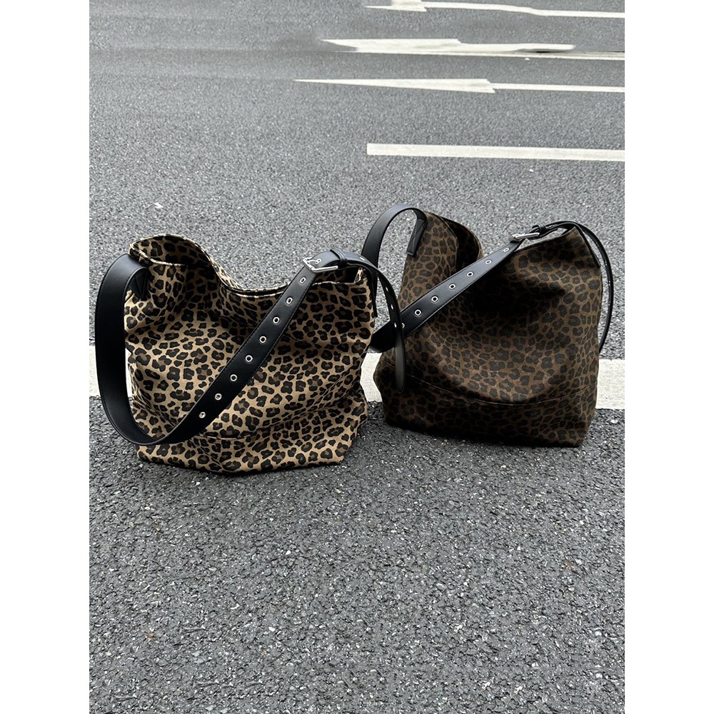 大容量豹紋款🎥實裝又時髦『9225#』豹紋牛仔通勤慵懶風水桶包 斜跨包 腋下包 單肩包 媽咪包 側背包 托特包 包包-細節圖10