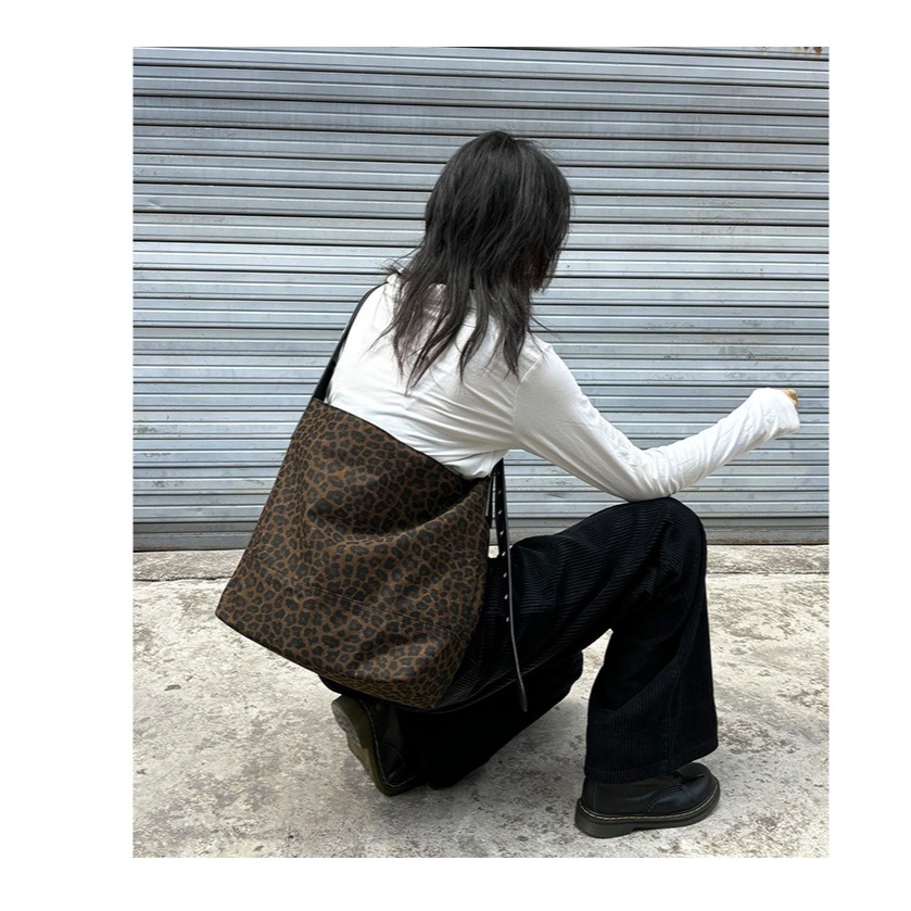 大容量豹紋款🎥實裝又時髦『9225#』豹紋牛仔通勤慵懶風水桶包 斜跨包 腋下包 單肩包 媽咪包 側背包 托特包 包包-細節圖11