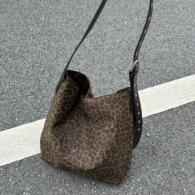 大容量豹紋款🎥實裝又時髦『9225#』豹紋牛仔通勤慵懶風水桶包 斜跨包 腋下包 單肩包 媽咪包 側背包 托特包 包包-規格圖11