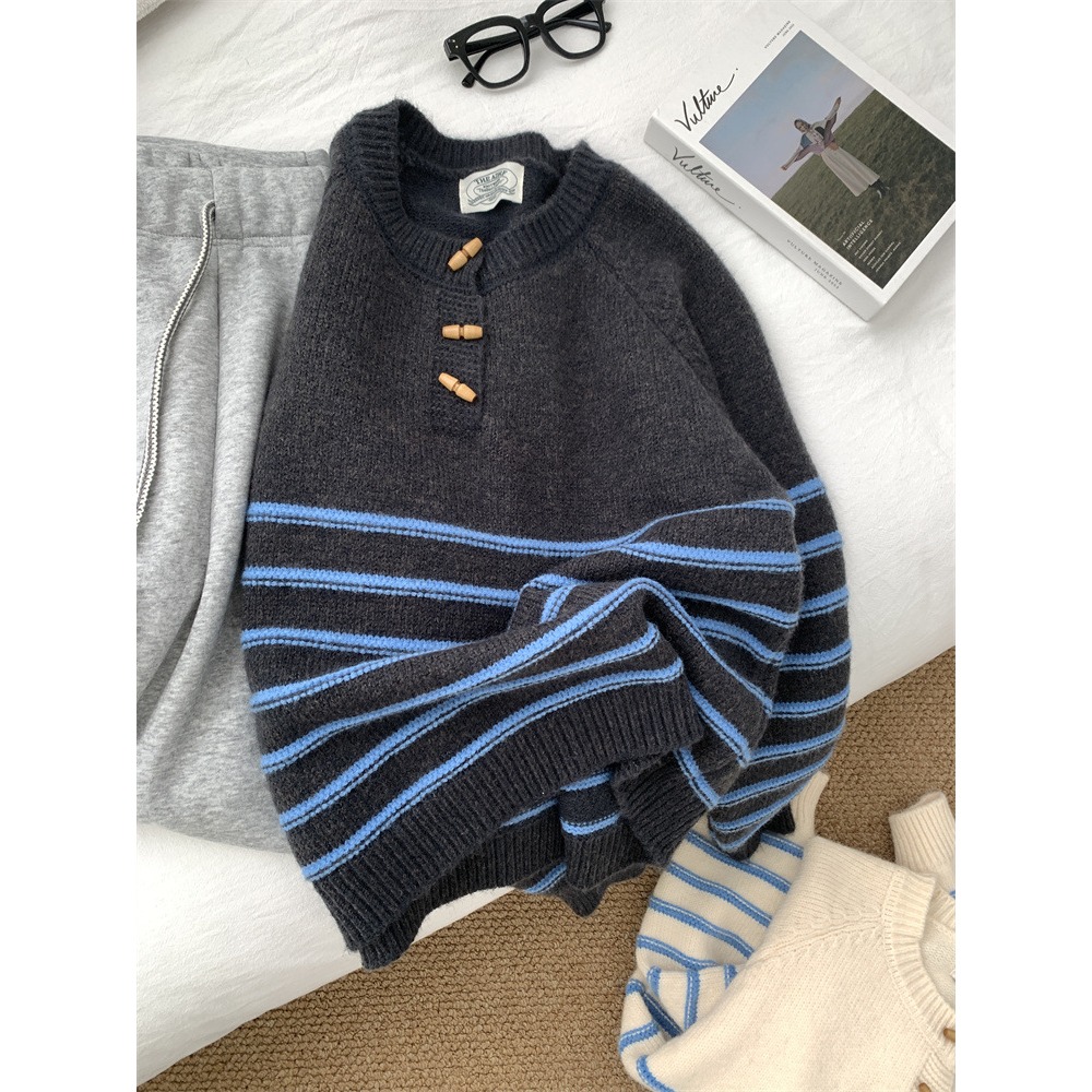 慵懶隨性 ▎好愛這種風格Q16072復古木扣條紋羊毛插肩袖毛衣 針織衫 圓領套頭毛衣 條紋針織衫 圓領毛衣-細節圖3