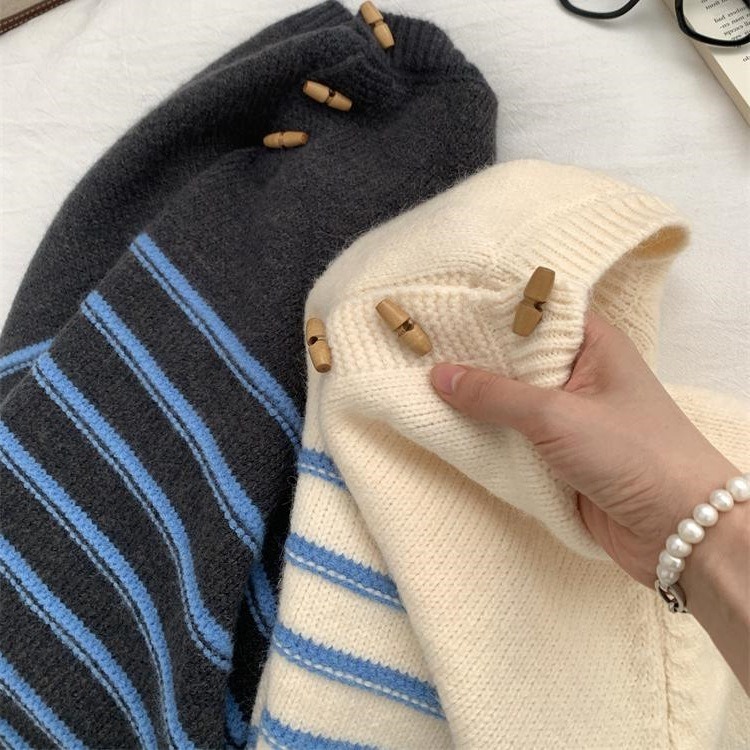 慵懶隨性 ▎好愛這種風格Q16072復古木扣條紋羊毛插肩袖毛衣 針織衫 圓領套頭毛衣 條紋針織衫 圓領毛衣-細節圖4