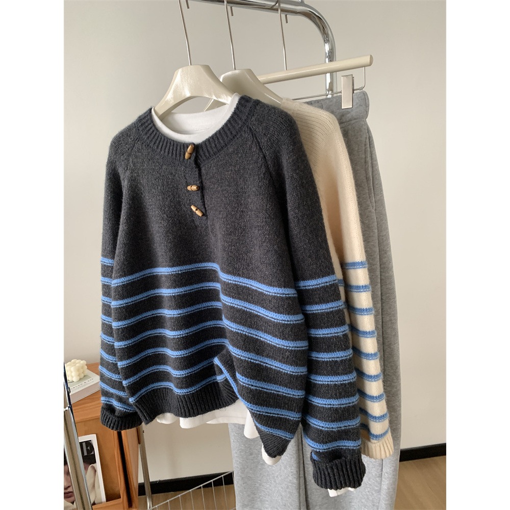 慵懶隨性 ▎好愛這種風格Q16072復古木扣條紋羊毛插肩袖毛衣 針織衫 圓領套頭毛衣 條紋針織衫 圓領毛衣-細節圖5