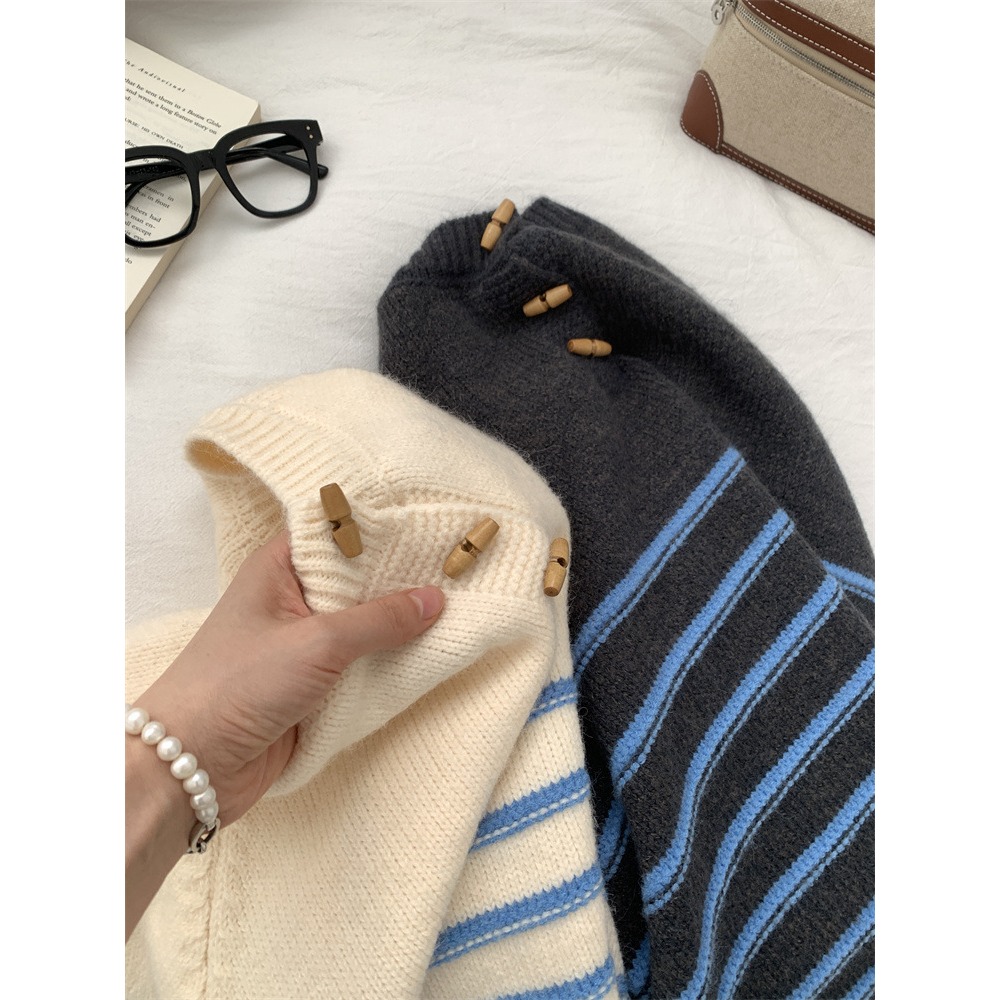 慵懶隨性 ▎好愛這種風格Q16072復古木扣條紋羊毛插肩袖毛衣 針織衫 圓領套頭毛衣 條紋針織衫 圓領毛衣-細節圖6