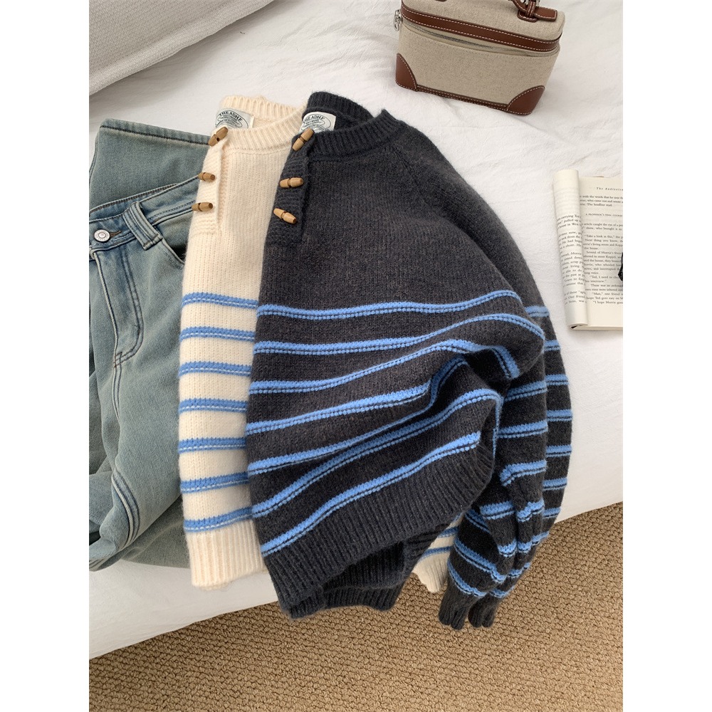 慵懶隨性 ▎好愛這種風格Q16072復古木扣條紋羊毛插肩袖毛衣 針織衫 圓領套頭毛衣 條紋針織衫 圓領毛衣-細節圖8