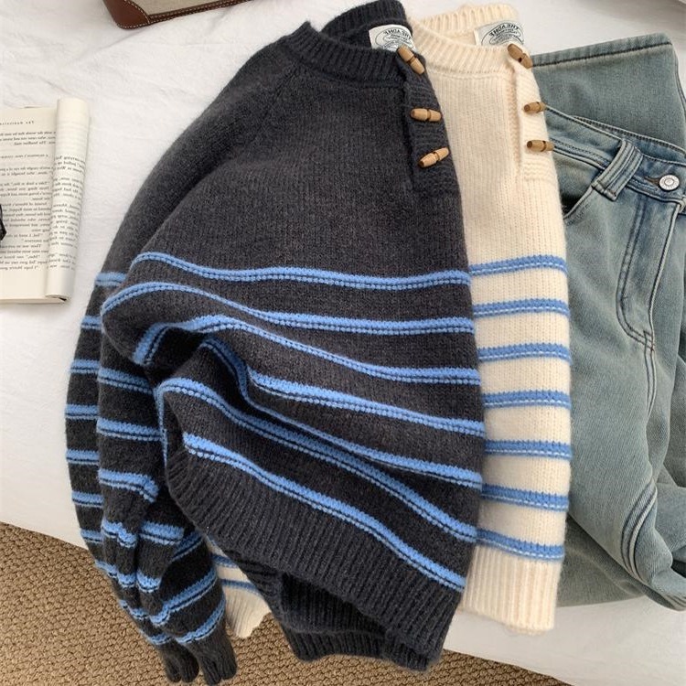 慵懶隨性 ▎好愛這種風格Q16072復古木扣條紋羊毛插肩袖毛衣 針織衫 圓領套頭毛衣 條紋針織衫 圓領毛衣-細節圖9