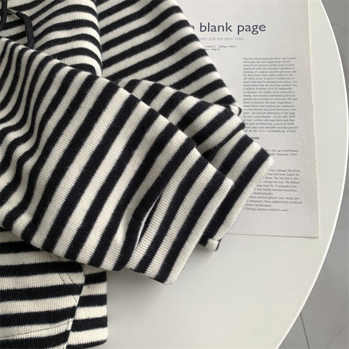 輕鬆簡單的穿搭搭配 11127＂＂ 金屬黑條紋連帽短款帽t-細節圖4